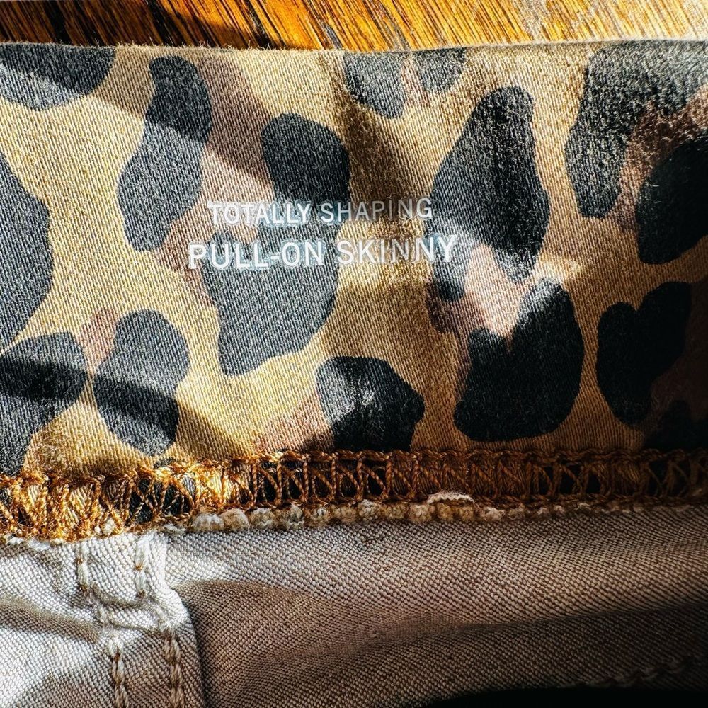 Levi's Signature Gold Leopard Print Skinny Pants NWT sz25 - Picture 5 of 6